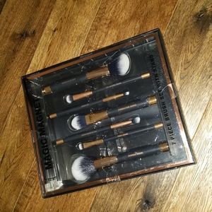 Magic magnet stand with seven brushes